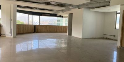 Oficina en arriendo en edificio empresarial ubicado estratégica cerca a avenida principal, cercano a rutas de transporte y múltiples servicios complementarios. Cuenta con piso en porcelanato, 2 espacios, baños, cocineta, cableado de red, aire acondicionado privado, divisiones en drywall, area de recepcion, coffe break, terraza y 2 parqueaderos cubiertos. Edificio con vigilancia 24 horas, citofonia, circuito cerrado de tv, baños comunales y parking visitantes sin costo.
