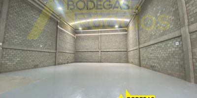 Bodega en arriendo Rionegro, a dos cuadras del aeropuerto José María Córdoba de Rionegro, junto a la glorieta, cuenta con un área de 586 metros, una oficina de unos 40 metros y un mezzanine de 40 metros, con tres baños una cocineta, una altura de 10 metros puerta camión, y puerta peatonal tipo vidriera, es en unidad cerrada con vigilancia 7/24 y sistema cerrado de tv, y  parqueaderos descubiertos. ID: 10371