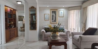 Apartamento exterior en venta   cerca a parques, restaurantes, centros comerciales, vias principales, rutas de transporte publico y servicio complementarios. Puerta de seguridad, piso en ceramica, estudio, sala comedor, 3 alcobas con baño en la principal, cocina integral abierta tipo americano, balcon, terraza y parqueadero lineal cubierto. Edificio con ascensor, salon social, turco, parque infantiles, porteria 24 horas, alarma, citofonia y circuto cerrado de tv. *Inmuebles sujetos a verificación de disponibilidad.*