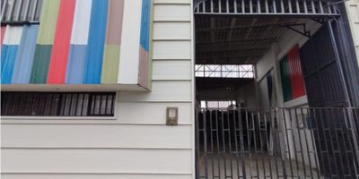 Excelente oportunidad de adquirir una bodega en venta en la ciudad de Pereira, ubicada en una de las zonas con mayor desarrollo comercial e industrial de la región de Risaralda. Este inmueble cuenta con un área construida de 240 M2 .Además, su diseño moderno y funcional incluye características internas como un balcón para disfrutar de agradables momentos al aire libre, baño auxiliar para mayor comodidad y una amplia cocina integral que permite preparar tus alimentos sin salir de la locación.Una de las ventajas más destacadas de esta bodega es su vista panorámica, que ofrece una perspectiva privilegiada de la zona circundante y permite una mayor iluminación natural en su interior. Además, su ubicación estratégica sobre una vía principal garantiza una excelente exposición de tu negocio y un fácil acceso tanto para clientes como para proveedores.
