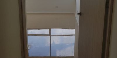 Jairo Ochoa vende consultorio médico ubicado al frente del Polideportivo de Envigado, excelente vista, con una superficie de 31.5 M2, sus principales características son: Un espacio para recepción, área muy amplia para consultorio con baño, aire acondicionado central, iluminación natural, con amplios ventanales, un parqueadero privado cubierto, en cada piso hay una sala de espera y baños comunes. El edificio cuenta con recepción, portería las 24 horas del día, 4 ascensores, parqueadero para visitantes. Info 3146480982