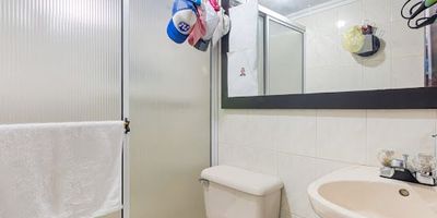 Apartamento en sector de el Dorado - Envigado, 105 m2, distribuidos en 3 alcobas, alcoba principal con baño completo, vestier y balcón, alcobas auxiliares con closet, baño social completo, cocina cerrada, salón comedor, pequeño balcón. Edificio sin vigilancia y sin ascensor.