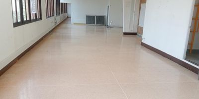 Oportunidad, espacioso local, arriendo en piso 2 de plazuela comercial, sector centro, frente a plaza botero, cuenta con 250 m2, espacios abiertos, 1 wc,  piso en cerámica, amplios ventanales, no ascensor,  con vista exterior, ideal para grandes empresas, oficinas en general, entidades financieras y de salud,  entre otros, precio $ 6.000.000 + iva + administracion ($ 1.912.471), rutas bus, y frente a Estación parque Berrio del metro, Info adicional, 31820665119- 604 4486003- 315 2044529 inmobiliaria