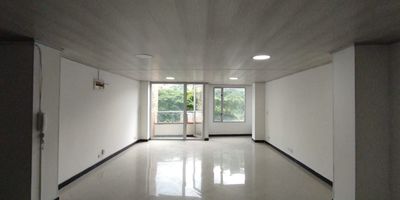 Excelente oficina ubicada en Laureles, sobre la Avenida 80. Este inmueble cuenta con 70 m de espacio abierto y una excelente iluminacion natural. Ademas, dispone de aire acondicionado y se encuentra en una zona con excelente flujo vehicular. Aqui podras tener tu empresa en un ambiente tranquilo y propicio para el trabajo. No pierdas esta oportunidad! Llama ahora a uno de nuestros asesores.