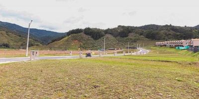 Lote en sector de la Argentina- El Retiro, muy bien ubicado, esquinero , donde puedes construir tu casa soñada de 2 niveles. Unidad campestre rodeado de verde, con senderos ecológicos, gimnasio, salón social, piscina, zona de picnic, entre otras. Se recibe apartamento o casa en forma de pago. 