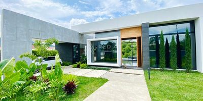 Se vende casa campestre en condominio ubicada en zona de Combia en Risaralda en el Eje Cafetero en Colombia, a 5 minutos del crucero de Combia y la practicidad de estar a 25 minutos del aeropuerto Internacional Matecaña y del Centro de Pereira. En los alrededores encontramos el Mall Comercial de Combia, Liceo Campestre Nueva Generación, Hotel Spa La Colina, Hotel Mónaco, Bambú Spa, finca hotel Yerbuena, supermercados, restaurantes, ferreterías entre otros establecimientos que serán útiles para tu familia. 


La casa campestre tiene un área lote de 2,177 m² y construida de 395 m²  con un diseño arquitectónico excepcional y comodidades de lujo. Con 100 m² entre terrazas y miradores, incluyendo una terraza de piscina con jacuzzi y zona de chill out con fogatero, esta residencia cuenta con 3 amplios dormitorios, cada uno con baño y walking closet, además de una habitación del servicio con baño. 

El sótano alberga un cuarto útil, cuarto de máquinas y baño, junto a una terraza ideal para gimnasio o zona de esparcimiento. Entre sus características destacadas se encuentran la cocina con diseño en rauvisio y quarzo de doble altura, cintas LED en fachadas y cocina, así como un sistema de luces controlado desde la app Lutron.  La casa cuenta con sonido interno marca Denon en diversas áreas, sistema de alarma con sensores en puertas, ventanas y pasillos, cortinas eléctricas, cámaras de seguridad, aire acondicionado en las habitaciones y pisos de madera de alta calidad.  Además, ofrece detalles exclusivos como duchas y accesorios importados de Italia, una cava de licores, jardines con iluminación RGB, vidrios de seguridad con películas anti UV y calor, jacuzzi con calentador a gas independiente, entre otros.  Con 4 parqueaderos cubiertos y 2 al aire libre, techos que reducen el calor y el ruido, escaleras suspendidas y una atención meticulosa a cada detalle para garantizar seguridad y confort, esta propiedad es una oportunidad única para vivir en el lujo.