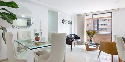 Apartamento en excelente ubicación de Itagüí. 80 m2, distribuido en 3 alcobas la principal con baño y vestier, las alcobas auxiliares con closet, baño completo social, salón comedor, cocina abierta, balcón, parqueadero sencillo y amplio cuarto util. La unidad cuenta con juegos infantiles, gimnasio, piscina, cancha de futbol, sauna, turco, zona para perros y salón social.