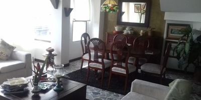 Apartamento dúplex, 2 alcobas, sala - comedor, 3 baños, cocina semi - integral, 3 clóset, piso en mármol, estudio, 1 parqueadero cubierto, 2 terrazas, calentador a gas, portería 12 horas, gas natural, terraza.

 
