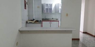 Consta de 1 alcoba, sala- comedor, 1 baño, 1 clóset, cocina integral, piso en cerámica, calentador eléctrico, ducha eléctrica, citófono, y portería 24 horas.

 
