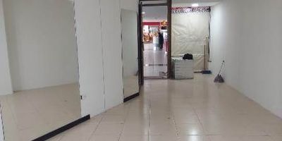 Consta de 1 nivel, piso en porcelanato, vigilancia 24 horas

Son 2 locales más 1 bodega, depósito

Renta $2.450.000

 
