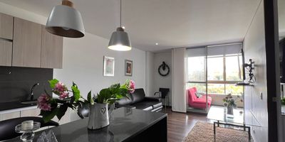 Apartamento en venta  en unidad cerrada cerca a via principal, restaurantes, Carulla, facil acceso a rutas de transporte publico, y servicios complementarios. Piso en madera,  sala comedor independiente, 1 alcoba con baño en la alcoba principal, cocina integral abierta, balcon y parqueadero independiente cubierto ).  Conjunto cerrado con piscina, gimnasio, sauna, turco, parques infantiles, zonas verdes, vigilancia 24 hrs, citofonia y circuito cerrado de tv. *Inmuebles sujetos a verificación de disponibilidad.*