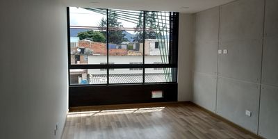 Espectacular Apartamento con 3 años de construido, excelentes acabados, iluminado y exterior. Cuenta con 75m2 con 2 habitaciones 3 baños, la habitación principal con walking closet y baño privado, estudio, sala comedor amplia, cocina integral con barra abierta tipo americana, zona de ropas, parqueadero cubierto y depósito. El edificio cuenta con ascensor, vigilancia 24h, gimnasio las 24 hrs, salón social, BBQ y zona de yoga con vista exclusiva a la ciudad. Excelente ubicación, cerca a centros comerciales, colegios y excelentes vias de acceso, transporte público y transmilenio.