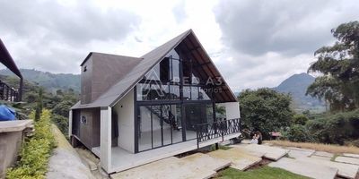 Tenemos una gran oportunidad de invertir,  para realizar nuestro sueño de vivir rodeado de naturaleza pero con los privilegios de un hogar moderno.
Nuestra propiedad esta ubicada en una de las veredas con fácil acceso por que cuenta con vía en huellas a tan solo 10 minutos de la vía principal.

Lote de 1.500 m2 con una topografía plana donde encontramos una moderna construcción de 240 m2, el resto del lote es inclinado.
La casa es de tres niveles, en el primer nivel encontramos un espacio amplio que podemos usarlo como un espacio de recreación, además cuenta con una zona o espacio de cocina y un baño amplio, este espacio esta a nivel de los parqueaderos que son descubiertos pero nos sirve para dos vehículos y espacio para visitantes. El segundo nivel es la entrada principal a la casa con puertas y ventanales en vidrio que permite tener iluminación natural al entrar nos encontramos con una sala comedor amplia, cocina integral, un baño auxiliar que comparte dos habitaciones cada una con closet y balcón que nos permite que ese espacio sea compartido por ambos ambientes. Tenemos una escalera en metal con moderno diseño que nos lleva a un espacio  abierto donde podemos encontrar un estudio con un mueble de lado a lado y la posibilidad de apreciar la naturaleza por su espacio balcón. la habitación principal es amplio y cuenta con su balcón y por último encontramos un baño amplio con una duña en puertas de vidrio templado.
La entrada al lote cuenta con una puerta eléctrica lo que brinda seguridad,

Esta ubicada a 10 minutos de la vía principal que conduce a la Florida, dándonos la posibilidad de transporte público, cercanía a colegio, zonas verdes y que esa zona posee nacimientos de aguas y la posibilidad de ver diversidad de aves y de monos aulladores.

! Contactanos para asesorarte en encontrar  el lugar ideal para tu vivienda¡