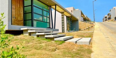 Estupenda casa campestre, para estrenar, con precio por debajo de la constructora. Ubicada en Bajo Ostión, Tubará, Atlántico, kilómetro veintiuno vía al mar, muy cerca de las playas de Puerto Velero, Caño Dulce, El Faro y Muelle Turístico de Puerto Colombia (siete minutos), con buenas vías de acceso como la carretera doble calzada vía Cartagena - Barranquilla. Se encuentra a solo quince minutos de Barranquilla y cuarenta y cinco minutos de Cartagena. La zona social cuenta con dos piscinas de adultos y niños, parque infantil, jacuzzi, parque de mascotas, zona de bbq, minimercado, parqueadero de visitantes, circuito cerrado y vigilancia privada permanente.  

La casa es de conjunto, con diseño y acabados modernos, cuenta sala comedor, cocina integral, patio, tres alcobas, la principal con baño interno y un baño social. Posee zona de labores y garaje lineal doble. Esta casa de descanso es un sueño hecho realidad para una vida saludable respirando aire puro y para disfrutar con tu familia y amigos, lo mejor es su precio inferior a constructora, que aún puede ser negociable. ¡No esperes más y llámame para comprarla! 
