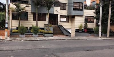 Se arrienda en San Patricio. Hermoso apartamento de 106 M2, exterior, dispone de dos secciones en el primer piso consta de  2 habitaciones, 2 baños, sala comedor, estudio, cocina integral a gas  tipo isla, en el semisotano consta de cuarto y baño de servicio que se adapto para sauna, zona de lavandería. Dispone de garaje doble y deposito. Se arrienda desocupado por un valor de 4.000.000 O AMOBLADO por un valor de 4.300.000.  Excelente ubicación cerca a la cra 15, avda 19,  Avda Pepe Sierra, Centro comercial Unicentro, transporte publico y zona comercial cercana. San Patricio es un vecindario de Bogota el cual se caracteriza por estar rodeado de parques y zonas verdes y abundante vegetación