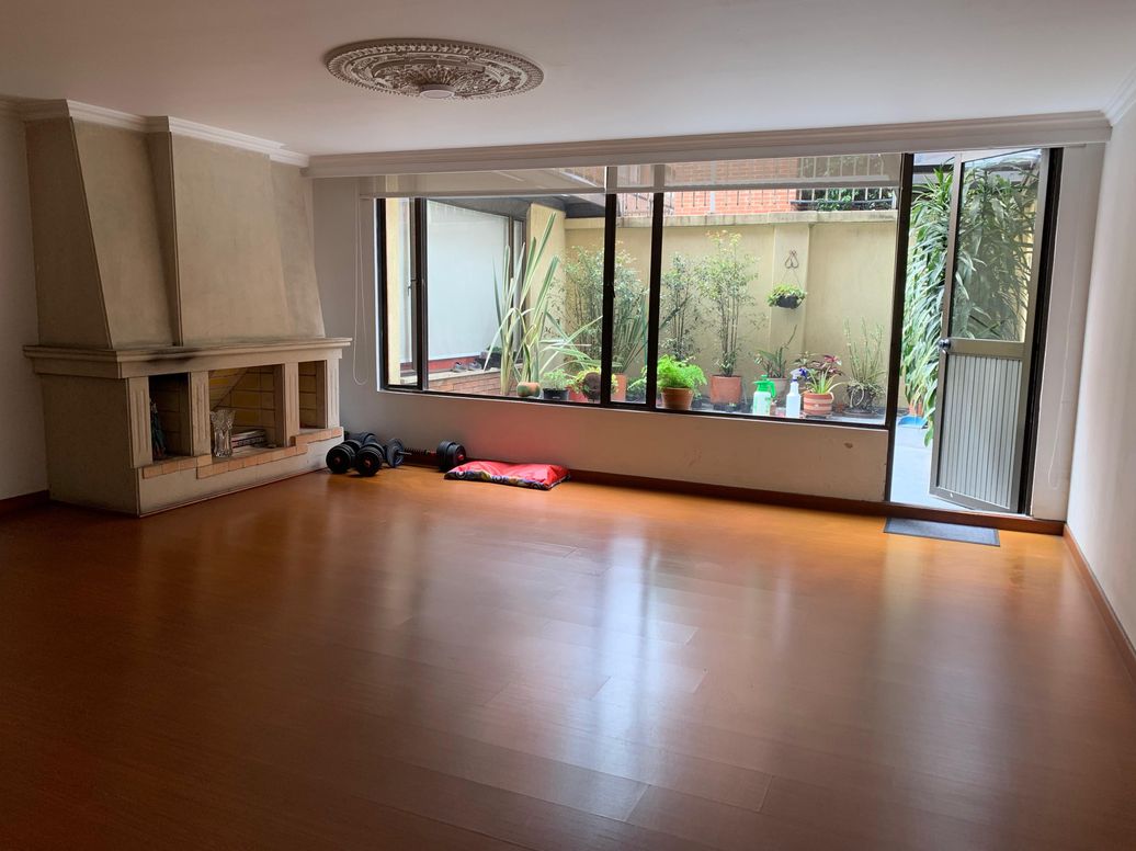 Apartamento de 4 alcobas en venta en Cjr Carlos Lleras Restrepo Block E, Bogotá, 215 m² · foto 2 de 19