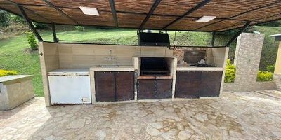 Venta a puerta cerrada (solo sacaría un baúl y una nevera que son viejos) 
Casa 360 mt2 
Comodidades casa ppal 
6 habitaciones 1 con baño ppal 
2 baños uno en cada piso 
Salón y terraza segundo piso 
Zona de ropas 
Salón comedor y cocina 
Casa auxiliar 
4 habitaciones 1 con baño 
2 baños cada uno en un piso 
Sala comedor, cocina 
Piscina de 45 mts 
Kiosko 
Baño piscina 
Casa de mayordomo