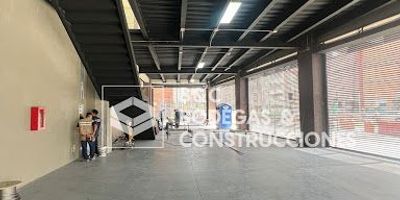 Excelente local comercial de 5 metros de altura con fachada en vitrina, ubicado sobre la avenida El Poblado. Espacio abierto y adaptable, con techo térmico. En una zona comercial de alto tráfico, cerca de restaurantes, vías principales y entidades bancarias. Ideal para gimnasios, call centers o restaurantes. ¡Una oportunidad única para su negocio!