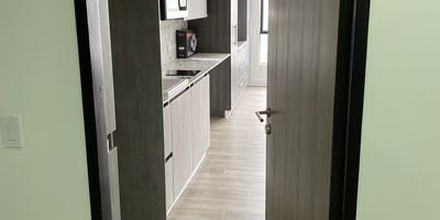 Apartaestudio de 23.5 mts2 interior. Un solo ambiente, espacio para nevera, cocina con lavaplatos y con sus muebles,  estufa de inducción (se entregan ollas especiales para la estufa),  horno microondas, baño; calentador de agua eléctrico,  conexión para internet; armarios de ropa; espacio para tv; servicio de lavandería, ecortinado (blackout y screen). Buena iluminación, ventanal de techo a piso. Contrato con póliza de arrendamiento. Edificio Parkway 39 ubicado sobre la Carrera 24, cuenta con seguridad inteligente para la entrada y salida, tiene apenas un año de uso por lo tanto se encuentra en excelente estado.