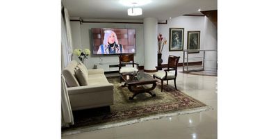 ¿Buscas una amplia y cómoda casa en una excelente ubicación en la ciudad de Pereira, en Risaralda? ¡Entonces esta propiedad es para ti! Esta hermosa casa de dos pisos se encuentra situada en un terreno de 360 M2, ofreciendo abundante espacio tanto en su área de terreno como en su área construida y privada, ambas también de 360 M2. Con un total de 5 alcobas y 5 baños, esta casa es ideal para una familia numerosa o para aquellos que disfruten de tener visitas en casa con regularidad. Además, cuenta con 2 garajes, asegurando un espacio de estacionamiento para ti y tus invitados.

En su interior, esta casa cuenta con excelentes características que la hacen aún más atractiva. Si tienes mascotas, no hay problema, ya que esta propiedad admite mascotas y cuenta con un amplio jardín donde tus mascotas pueden disfrutar y correr libremente. En cuanto al agua, no te preocupes por tener suministro limitado, ya que esta propiedad cuenta con acceso a agua potable. También encontrarás armarios empotrados en las alcobas, lo que te brindará un espacio extra de almacenamiento. Además, puedes disfrutar de un balcón privado con una hermosa vista alrededor de la propiedad.

La casa cuenta con varios espacios adicionales muy convenientes, como baños auxiliares, ideales para cuando llegan visitas inesperadas o para aquellos días en que la familia está en casa en su totalidad. Si necesitas un espacio para trabajar o para estudiar, cuentas con una biblioteca o estudio en la propiedad. Además, esta propiedad es bifamiliar, lo que significa que puede ser utilizada como dos residencias independientes, ideal para aquellos que quieran invertir en una propiedad y rentar una de las unidades.

Esta casa también cuenta con características importantes que garantizan tu comodidad y seguridad, como un calentador de agua, clósets amplios en las alcobas, una cocina integral totalmente equipada, un comedor auxiliar para comidas rápidas y una zona de lavandería. También encontrar