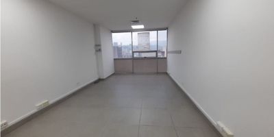 Excelente oficina para arriendo o venta cerca al centro comercial Mayorca y al transito de Envigado con buenas rutas de transporte, cuenta con un salón amplio, ventanal con buena vista, cocina sencilla, un baño enchapado, buenas conexiones de luz para los cubículos. COD 7797
