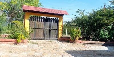 Finca venta sobre la vía de Ricaurte a agua de Dios, a 25 minutos de Ricaurte, la finca cuenta con Gallinero en malla eslabonada, árboles frutales como Mango , mandarina, limón, anones, árboles de plátanos, Construcción moderna, cuenta con servicios de acueducto, luz, gas, la casa cuenta con  Sala comedor amplio, Cocina integral a gas natural muy económico 
2 habitaciones Amplías de 36M2 cada una, la habitación principal con baño privado, 1 baño social, Parqueadero para 5 carros privado, se reciben permutas. Nuestra firma respalda su inversión

