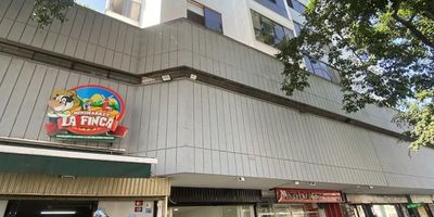 Se alquila local comercial al norte de la ciudad de Cali, barrio Granada, área de 60 m², local con puerta de vidrio, iluminación LED, baño, piso en cerámica. Su ubicación es sobre la avenida octava norte, zona comercial de alto tráfico, locales en la zona. Valor alquiler $1.500.000