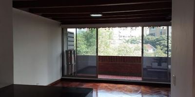 Hermoso apartaestudio en arrendamiento ubicado en un privilegiado sector de la ciudad te ofrece tranquilidad y comodidad con sus dos balcones puedes disfrutar de la tranquilidad de un lugar rodeado de naturaleza. Cerca de la zona rosa del Poblado, pero por su ubicación te ofrece un ambiente tranquilo. Este tiene cercanía a rutas de transporte público, centros comerciales, supermercados y el mejor lugar de la ciudad para encontrar la diversión que el sector te ofrece.