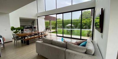 Vendo hermosa casa campestre de dos pisos en la Parcelacion Valle Verde Jamundi, sector las Mercedes, la casa cuenta con 4 habitaciones todas con closet, y baño, star de tv, balcon grande y amplio, sala y comedor grandes, cocina integral, cuarto de servicio con baño, 2 baños sociales, parqueadero para 4 carros, acabados de lujo, vista campestre completa. Separa tu cita ya!!