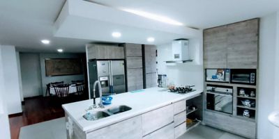 Amplia, cómoda e iluminada casa, cuenta con seis habitaciones con closet, tres con baño y vestier, un baño social, dos baños familiares, dos salas grandes con claraboyas para iluminación solar , una oficina, un cuarto de estudio, cocina amplia y moderna sin red de gas, zona de ropas, un salón social con turco, garaje cubierto para dos vehículos, parqueadero para cuatro vehículos, varios jardines, zona verde, terraza grande con paisaje y naturaleza, tres balcones externos en el segundo piso, dos balcones internos, un cuarto útil, zona bar y zona Gym. COD 7366
