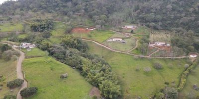 Vendo lote en parcelación en el municipio de Tarso vía a Pueblorrico, acceso a la parcelación por vía pavimentada, vías internas en afirmado, espectacular vista, topografía quebrada, portería 24 horas, Senderos peatonales, pesebrera, salón social