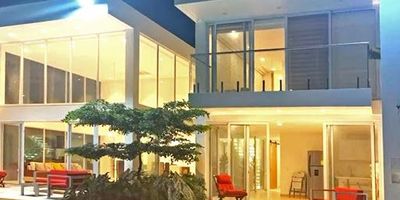 Magnifica casa en Peñalisa ,con buenos acabados ,Muy buena iluminación ,cuenta con cinco habitaciones ,seis baños y cuatro parqueaderos ,zona BBQ, Piscina ,Zonas Verdes. Gran Oportunidad