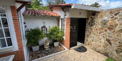 Se vende casa campestre ubicada en cerrito sector el tigre entrada 16, a 7 minutos de la avenida principal cuya vía de acceso al condominio esta en un 70 % pavimentada, el condominio cuenta con seguridad 24/7 en portería y esta conectado a la red de seguridad de la zona, la cual pasa ronda 2 veces al día.
el condómino como tal tiene dos senderos ecológicos, cancha de tenis, cancha de vóley playa, y kiosco para eventos, como también todas las vías internas pavimentadas. 
la casa tiene un diseño tradicional con parte de ladrillo a la vista, construida en un lote mayormente inclinado pero logrando distribuir su diseño de la mejor manera dentro del lote, cuenta con una sala exterior dispuesta para compartir con familia y amigos, como también una piscina junto a un jardín interno privado de la casa el cual tiene parte de guadual.
Esta propiedad tiene una alta valorización, puesto que al rededor de la zona se están construyendo varios condominios, y cuenta también con el acceso de la nueva vía de los colibríes.