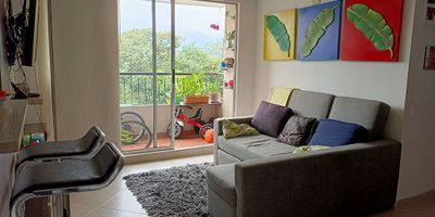 Apartamento en venta en unidad cerrada cerca a parques, restaurantes y servicios complementarios. Piso en porcelanato, sala comedor,estar de tv, 3 alcobas con baño en la principal, cocina integral abierta tipo americano, balcon. Conjunto cerrado con ascensor, piscina, gimnasio, salon social, sauna, turco, parques infantiles ,placa polideportiva, zonas verdes, vigilancia 24 hrs y citofonia.  *Inmuebles sujetos a verificación de disponibilidad.*