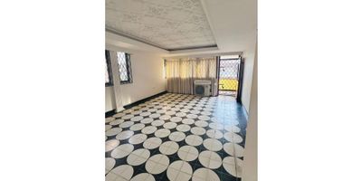 Se arrienda o vende casa  ubicada en el Pie de la Popa, Cuenta con 3 alcobas, alcoba de servicio, 2 baños, balcon, zona de lavanderia. Cercania a Colegios, universidades, IPS, facilidad de transporte publico.
