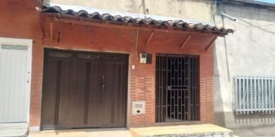 Casa de 3 niveles venta barrio Buenos Aires, sector Sagrado corazón , cerca al Tranvía Ayacucho.  Amplios espacios, cuenta con 8 habitaciones, cocina, zona de ropas, 4 baños, garaje, terraza, uso de suelo también para inversionista, por su lote con norma de media mixtura.