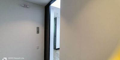 Apartamento Nuevo de 237 mt, frente al parque el virrey tiene un año de costruido con ascensor ubicado en el piso 7, cuenta en el primer piso sala con chimenea electrica ,comedor, cocina abierta totalemente electrica con estufa nevecon mueble alacena, cuarto de ropas, un baño social, habitacion de servicio con baño y balcon , en el segundo nivel se encuentran 3 habitaciones con baños y closeth en madera italiana el la alcoba pricipal el baño cuenta con tina y cortinas electricas con blackout y un estudio abierto. El edificio tiene 2 ascensores, cuarto de conductores gimnasio, sauna jacuzzi, salon de vinos con su respectivo casillero, el apartamento cuenta con 3 parqueaderos propios.  