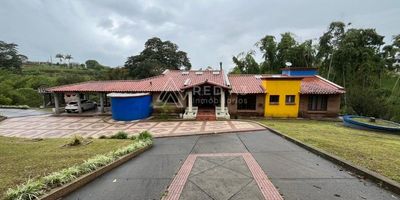 Se vende casa tipo californiano en la vía Armenia parcelación Topanga, acceso por la vía armenia entrada junto al eco hotel la casona y también se puede entrar por la variante Condina, tiene portada principal con acceso remoto para los propietarios. 
la parcelación consta de 8 lotes con casas ya construidas, y se tiene una administración, la cual se encarga del mantenimiento de la carretera y mantenimiento de la vegetación que rodea la parcela. 
la casa esta construida dentro de un lote de 5.600 mt2  el cual cuenta con un sendero ecológico que rodea toda la propiedad, en la casa se encuentran espacios muy generosos con un diseño rustico en ladrillo y piedra, las habitaciones cuentan con baño, tiene un estudio bastante amplio y un sótano. 
esta casa podría ser un lugar de descanso y vacaciones para disfrutar con la familia, como también una excelente inversión.