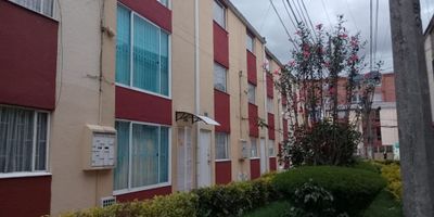 En el noroccidente de la ciudad, se encuentra esta encantadora casa de tres niveles, con una distribución perfecta. Con 4 habitaciones y 2 baños, patio de ropa, este hogar de 94.22 metros cuadrados ofrece un espacio acogedor y funcional para toda la familia. Su diseño moderno y elegante crea un ambiente cálido y acogedor. La ubicación privilegiada brinda fácil acceso a servicios y comodidades. ¡Descubre la combinación ideal de comodidad y estilo en este hogar único!