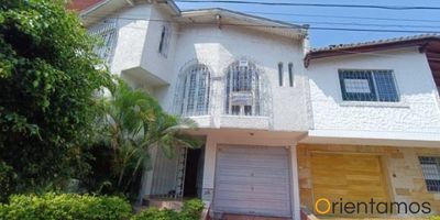 ¡Descubre tu nuevo hogar en el codiciado sector de Laureles en Medellín! Esta excelente casa de dos pisos cuenta con tres habitaciones, más una habitación de servicio para cubrir todas tus necesidades. Con un diseño moderno y espacios amplios, es el lugar ideal para vivir en comodidad y estilo.