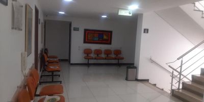 Se arrienda consultorio 6 piso con ascensor, un baño privado, vista exterior, con excelente ubicación, con un área de 25.10 metros cuadrados, con sala de espera, cerca a la clínica Marly, cerca a universidades, estación de transmilenio calle 57 Y marly.