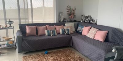 Venta apartamento apartamento en la exclusiva zona de ciudad Jardin al Sur de Cali, zona residencial, respira tranquilidad y exclusividad, este amplio apartamento consta de amplia sala comedor, un agradable balcon terraza,  baño social, cocina integral remodelada amplia, zona de oficios, gas, cuarto de servicio con baño, tres alcobas con closets, la principal con baño y vestier, baño de alcobas. Dos parqueaderos propios y deposito. El conjunto cuenta con dos piscinas, jardines, doble ascensor por torre, parque infantil, planta electrica, porteria 24 horas. Precio negociable. ASC

 
