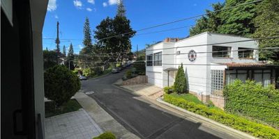 SE VENDE CASA EN LA LOMA DE LOS GONZALEZ POBLADO

4 habitaciones (dos de ellas con baño privado); más una habitación de servicio, 1 closet, 1 Vestier, 4 baños, cocina integral, salón comedor, biblioteca, oficina, balcón, terraza cubierta, jardín (manga artifical), zona de ropas, piso en cerámica, red de gas, calentador, parqueadero cubierto con capacidad para 3 carros, cuarto útil, 3 pisos en total, área 250 m2, estrato 5, aproximadamente 38 años de construido.
 
