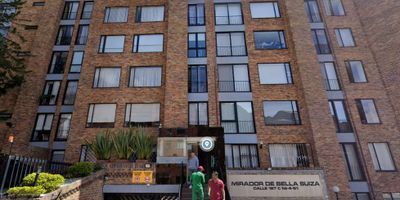 Ofrecemos en venta acogedor apartamento ubicado en el Barrio San Gabriel, consta de dos habitaciones, un baño sala con chimenea, comedor, cocina integral con zona de lavanderia, un garaje cubierto y un deposito. El edificio cuenta con vigilancia 24 horas, ascensor, bicilcetero, parqueadero de visitantes.
