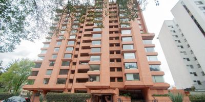 Pent-house en el Barrio Chicó Reservado!, 15vo piso. Excelente acceso por la Cra 7, Calle 100, Calle 92 y Calle 94, 287 metros cuadrados más 99 metros de terraza, 4 alcobas, adicionalmente alcoba y baño de servicio, 4 baños adicionales para alcobas y áreas sociales, 3 garajes. sala de estar, estudio, Gimnasio, zonas verdes, sauna, el edificio cuenta con 3 ascensores en la torre.
¡Una oportunidad única para vivir en una de las mejores zonas de la ciudad con todas las comodidades que necesitas!