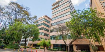 Este espacio corporativo ofrece una oportunidad excepcional para empresas de diversos sectores, desde multinacionales hasta empresas financieras  arquitectos, tecnología y accesorios, cuerpos diplomáticos, cuenta con una amplia oficina con excelente iluminacion, una oficina con baño privado, otros 2 baños adicionales cuenta con sala de juntas, 2 oficinas privadas, espacio amplio para adecuación de oficinas o cubículos, espacio para recepción, archivo, cocineta, 
con una impresionante área total de 124,69 m², este lugar ofrece versatilidad y flexibilidad para adaptarse a las necesidades específicas de tu empresa.