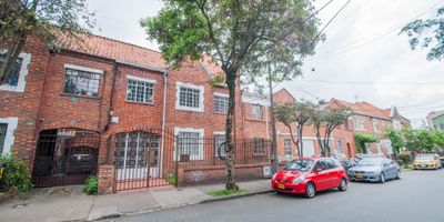 Casa comercial en barrio quinta Camacho que combina la tranquilidad de una zona residencial con la oferta cultural, gastronómica y comercial de una gran ciudad como Bogotá, convirtiéndose en un lugar muy apreciado por sus habitantes. Es reconocido por ser una zona residencial de alta gama y por su arquitectura característica de estilo republicano y art deco. cuenta con una oferta variada de restaurantes, cafés, boutiques, galerías de arte y espacios culturales que lo convierten en un lugar atractivo para residentes y visitantes.