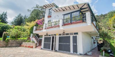 ¡Espectacular Casa en La Calera, Totalmente Remodelada, con Amplios Espacios y Hermosos Jardines! rodeada de naturaleza y tranquilidad. Área construida de 400 metros cuadrados, ideal para disfrutar en familia. Cuenta con 3 garajes independientes cubiertos y espacio para 8 más descubiertos, ofreciendo amplias opciones de estacionamiento. Construcción antigua completamente remodelada y modificada.
Acabados de alta gama que realzan el encanto de la propiedad