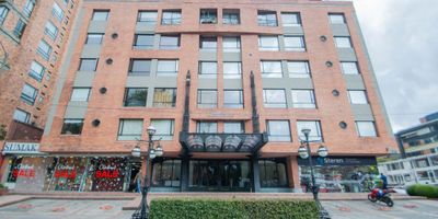 Barrio El Chico. Con una ubicación privilegiada en el sector financiero, gastronómico, y con universidades y colegios cercanos, este inmueble combina lujo, comodidad y una ubicación inmejorable.
Área: 108 metros cuadrados.
Distribución en dos niveles para mayor privacidad, 2 acogedoras alcobas para descanso pleno, 3 baños modernos y funcionales, Sala comedor amplia, perfecta para recibir invitados, Depósito para almacenamiento adicional, 2 garajes amplios e independientes para tu comodidad.
Acceso rápido a instituciones financieras, variedad de opciones gastronómicas a tu disposición, universidades y colegios de prestigio a pocos minutos, ambiente seguro y tranquilo.