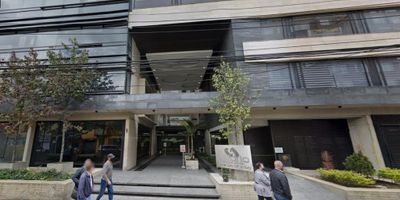 Descubre esta oficina en arriendo en el  barrio de Quinta Camacho. Con una superficie de 24 m², ofrece la flexibilidad de tomarla amoblada, con modernos puestos de trabajo incluidos, o sin mobiliario, para adaptarla a tus necesidades. Ubicada estratégicamente, cuenta con fácil acceso a vías principales como lo es la Cra 11. Av. Caracas. Calle 66,   brinda comodidades como recepción, seguridad 24/7 y parqueadero publico con precio preferencial para usuarios del edificio . No pierdas la oportunidad de establecer tu negocio en este entorno exclusivo y prometedor. ¡Contáctanos ahora!